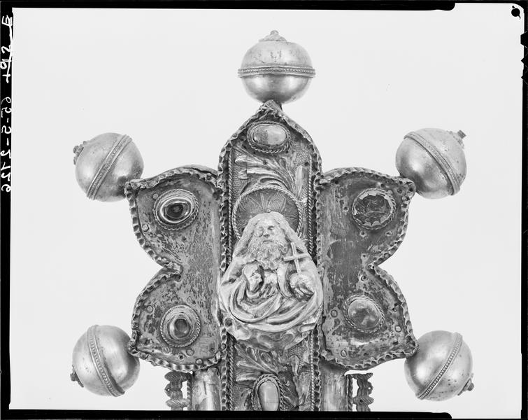 Croix de procession, face, détail du fleuron supérieur orné de Dieu le Père