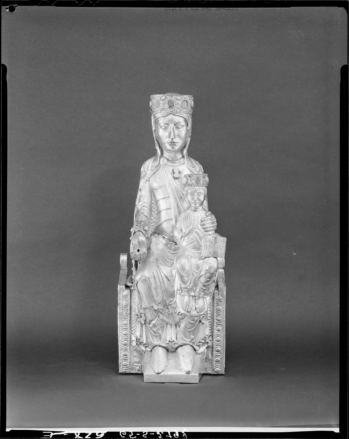 Vierge à l'Enfant en argent repoussé sur âme de bois, ensemble face