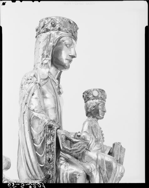 Statue : Vierge à l'Enfant assise, détail du profil droit