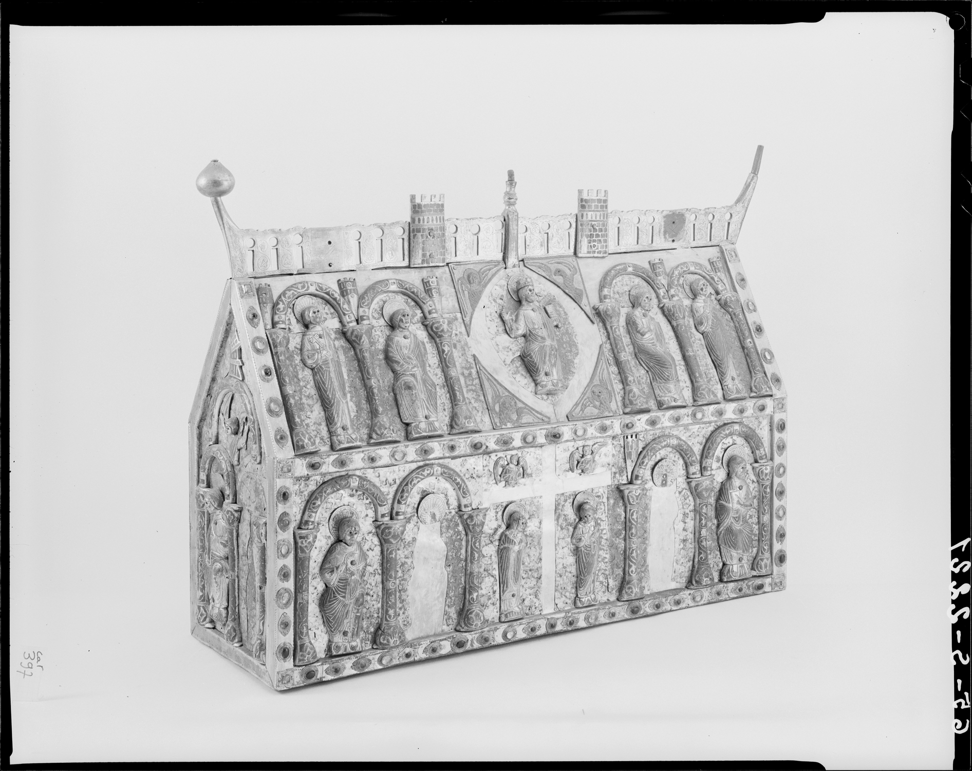 Châsse de sainte Dulcine en cuivre doré et émaillé, trois-quarts face antérieure