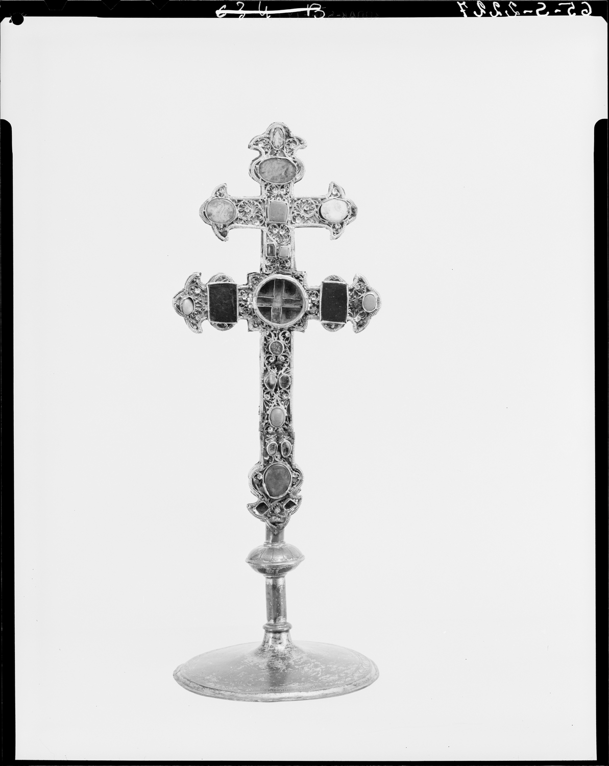 Croix reliquaire en argent doré avec filigranes, face antérieure