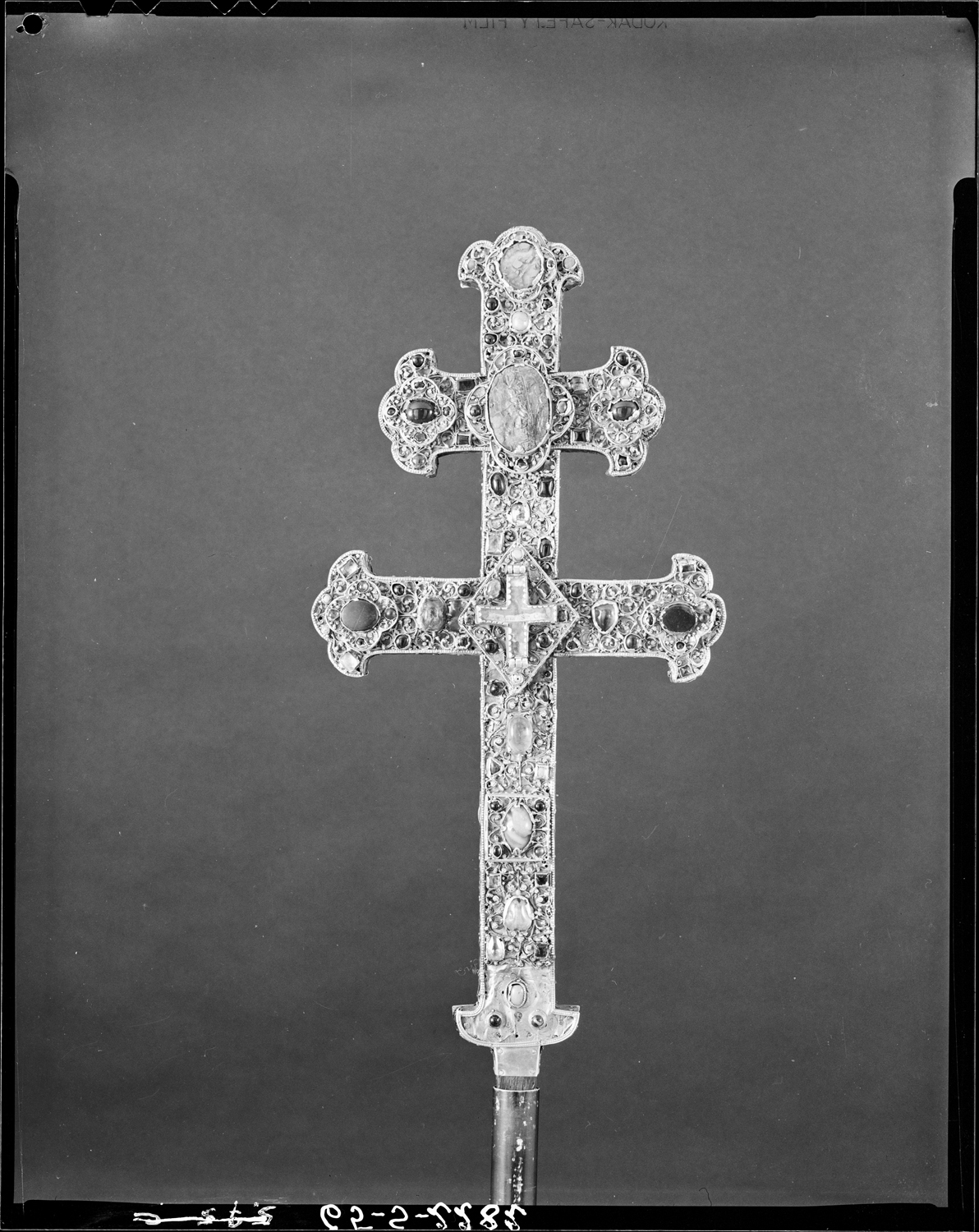 Croix reliquaire à double traverse en argent doré, filigranes et intailles, ensemble face de l'avers