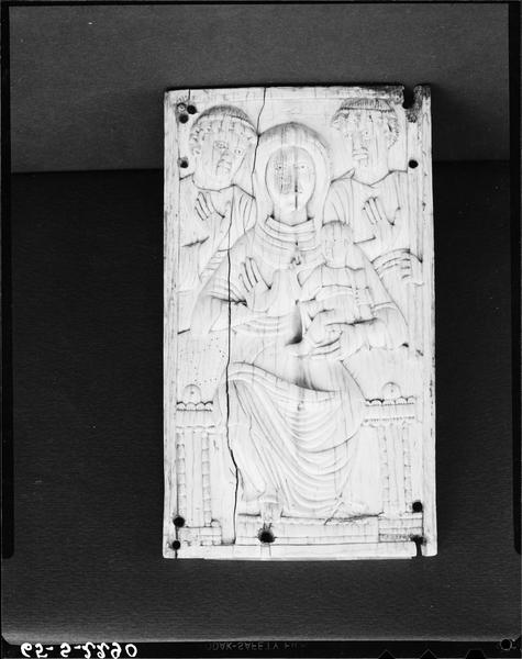 Manuscrit : missel de Charlemagne, plat inférieur orné de la Vierge assise à l'Enfant entourée de deux anges