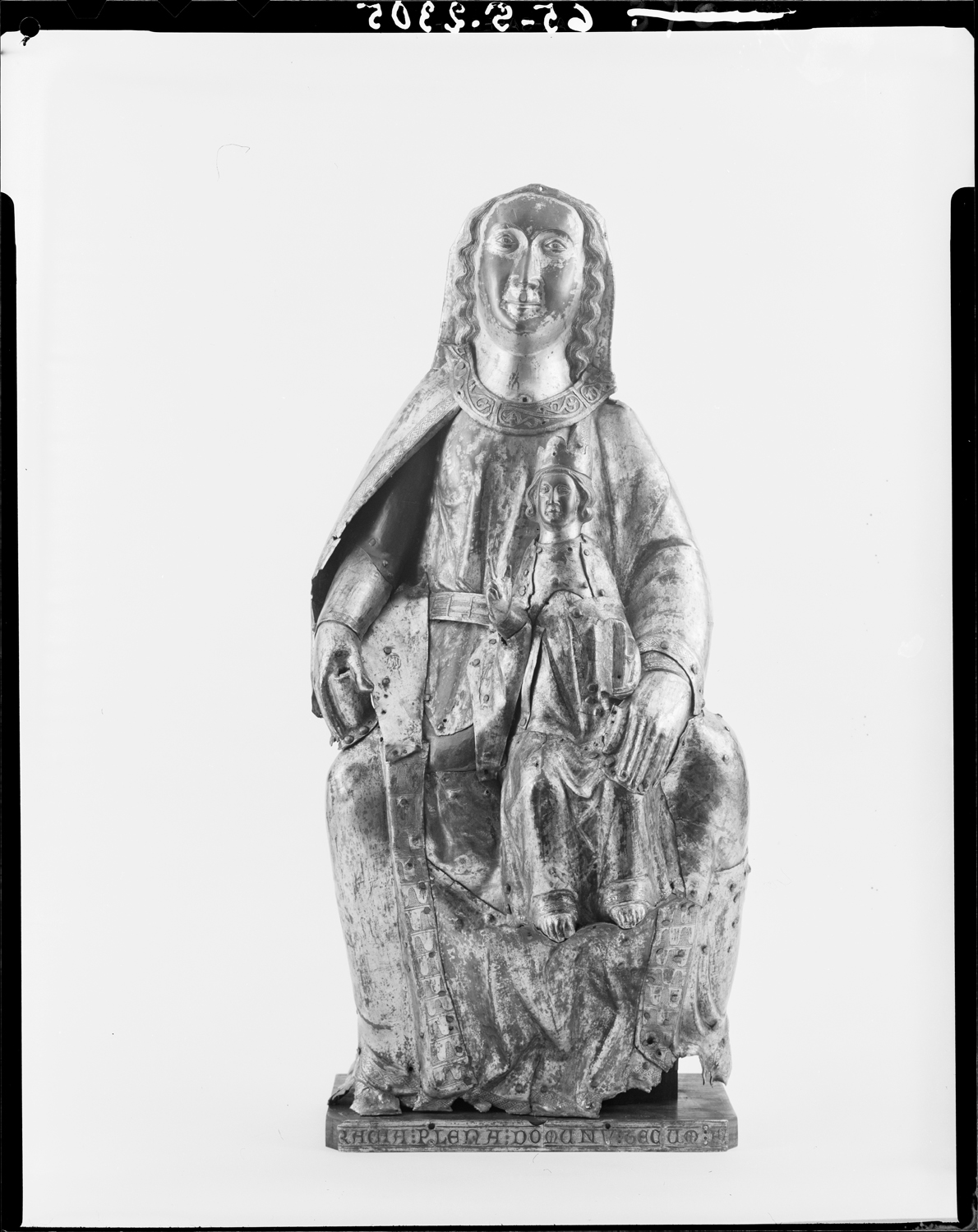 Vierge à l'Enfant en cuivre doré et émaillé sur âme de bois, ensemble face