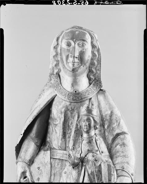 Statue : Vierge à l'Enfant assise, détail du buste de face