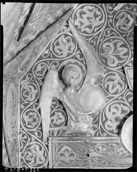 Tabernacle ou châsse, dit de saint Aignan : intérieur, paroi du fond, détail de l'ange tenant un soleil en haut à gauche