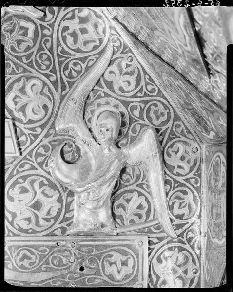 Tabernacle ou châsse, dit de saint Aignan : intérieur, paroi du fond, détail de l'ange tenant une lune en haut à droite