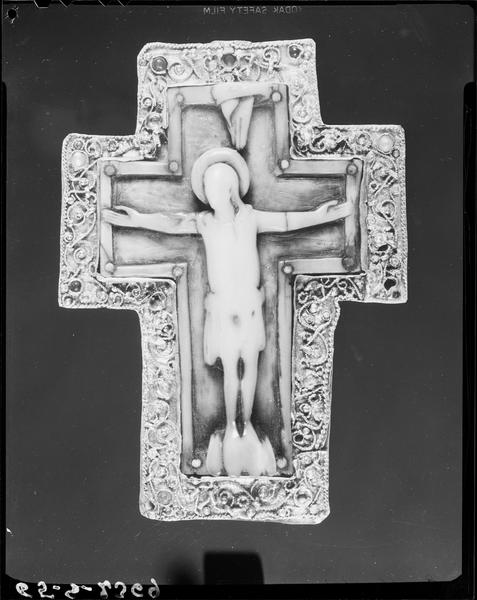 Reliquaire dit de la Circoncision de Notre-Seigneur, détail du Crucifix d'ivoire déposé