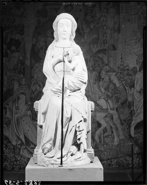 Statue ouvrante : Vierge à l'Enfant dite Notre-Dame du Mur, ensemble fermé de face