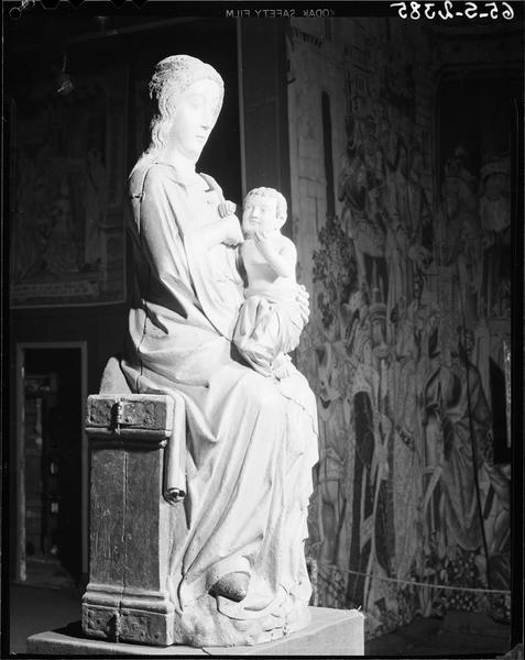 Statue ouvrante : Vierge à l'Enfant dite Notre-Dame du Mur, ensemble fermé de trois quarts droit