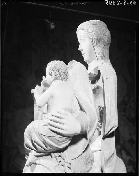 Statue ouvrante : Vierge à l'Enfant dite Notre-Dame du Mur, détail de l'ensemble ouvert de trois quarts gauche