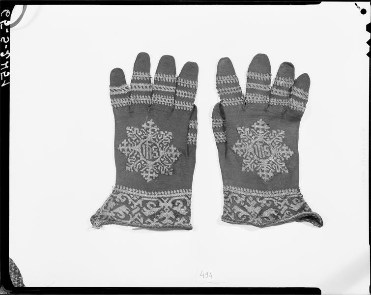 Gants liturgiques en soie rouge et blanche du cardinal Pierre de Foix - © Ministère de la Culture (France), Médiathèque du patrimoine et de la photographie, diffusion RMN-GP