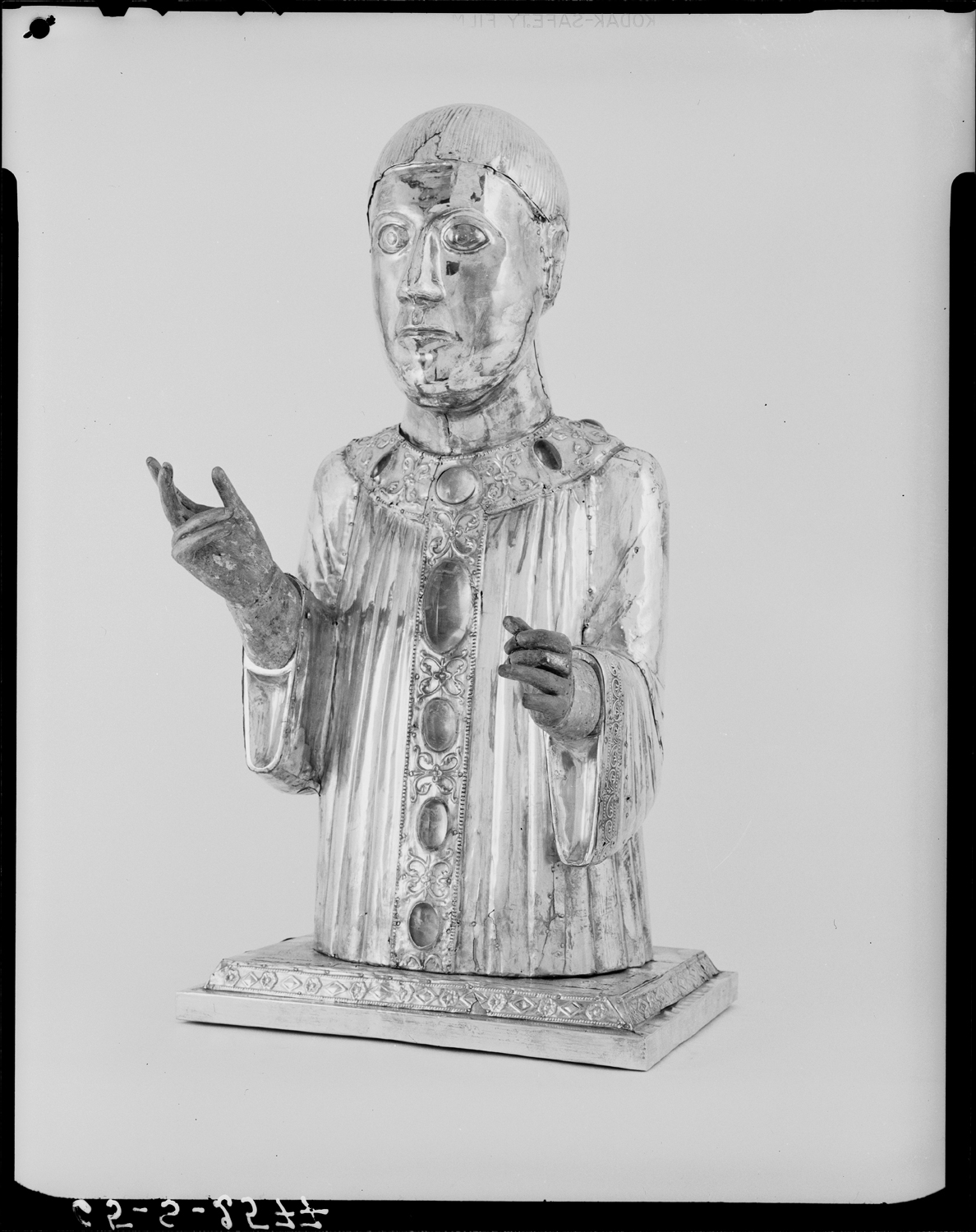 Buste reliquaire de saint Chaffre en argent repoussé et doré sur âme de bois, trois-quarts face