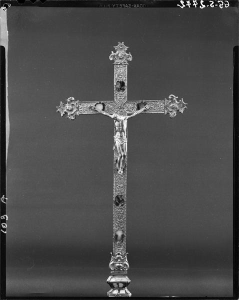 Croix d'autel en cuivre, détail de face