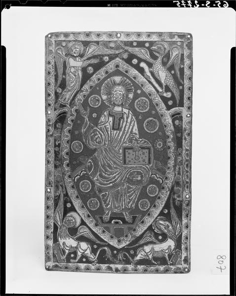 Plaque décorative d'évangéliaire : Christ en majesté entouré du tétramorphe - © Ministère de la Culture (France), Médiathèque du patrimoine et de la photographie, diffusion RMN-GP