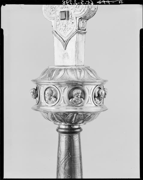 Croix de procession, détail du noeud orné de bustes dans des oculi
