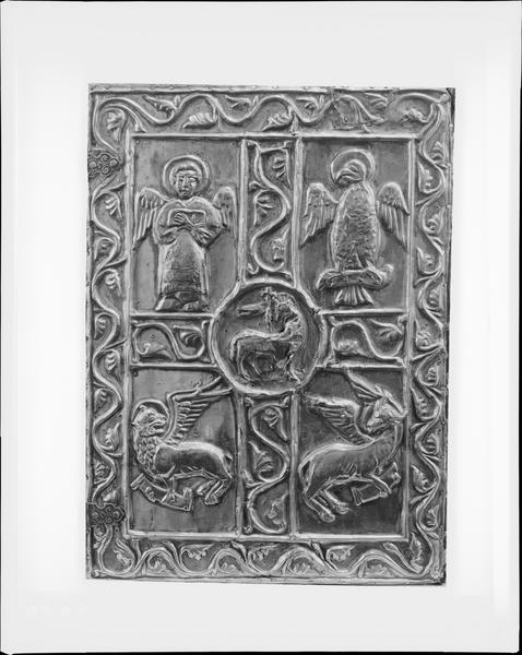 Manuscrit : évangéliaire de saint Gauzelin, plat inférieur de face orné d'une croix avec l'Agneau pascal au centre entouré du tétramorphe