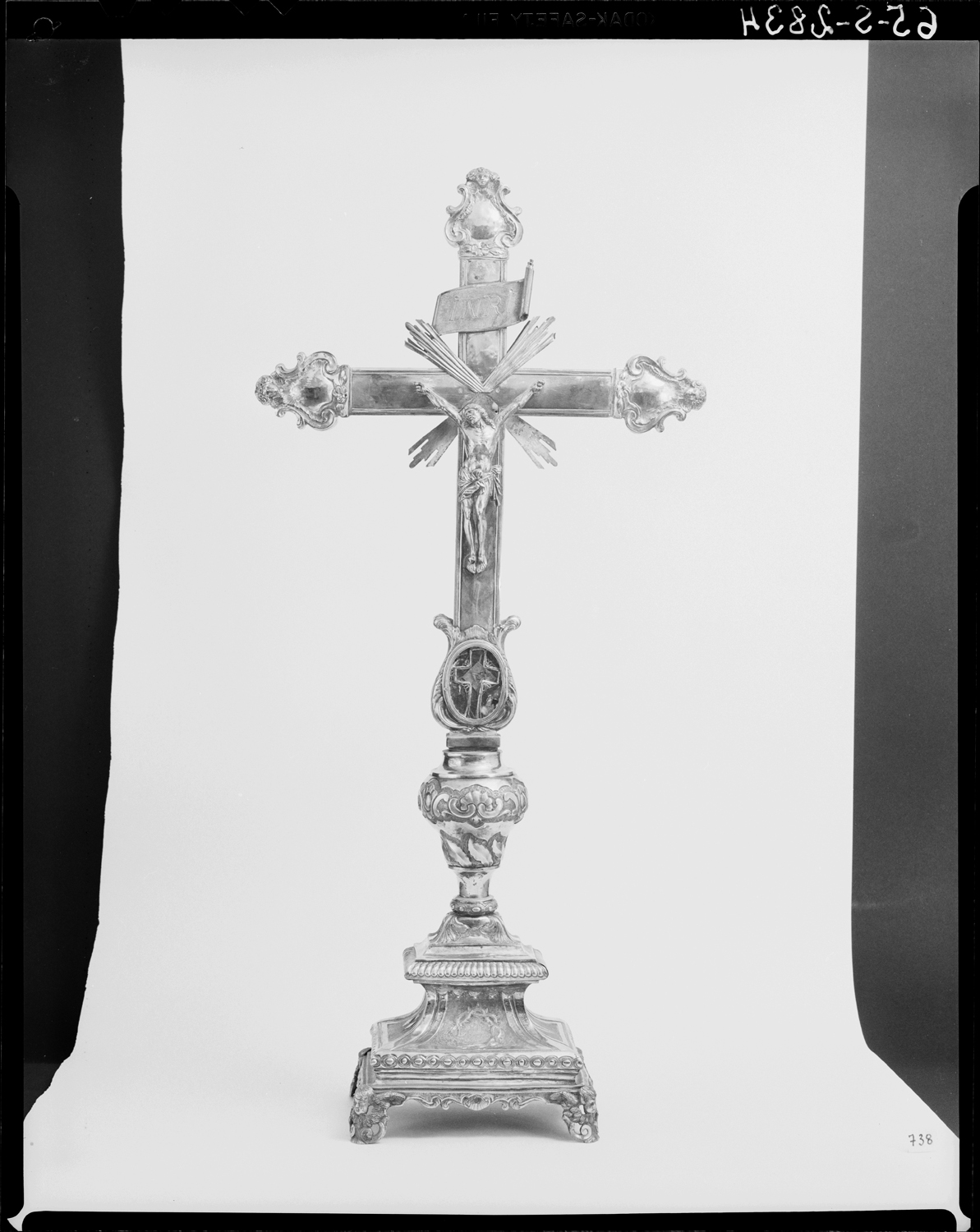 Croix reliquaire pédiculée en argent (avers)