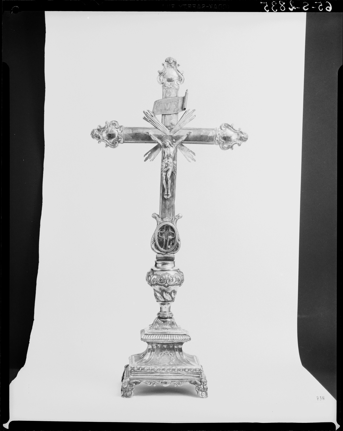 Croix reliquaire pédiculée en argent (avers)