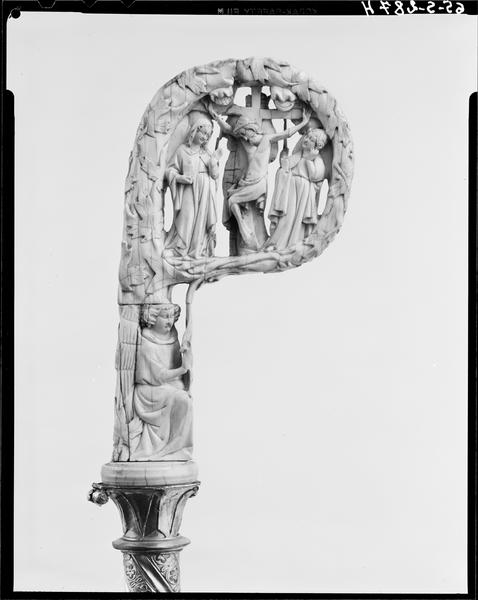 Crosse pastorale, volute à droite ornée d'une Crucifixion