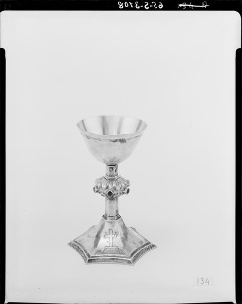Calice en argent en partie doré avec croix percée des clous de la Passion sur le pied