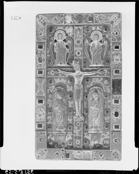 Reliure, plat orné du Christ en croix entouré de la Vierge, de saint Jean et de deux anges