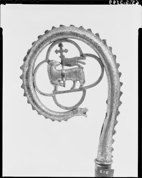 Crosse pastorale d'abbé, volute à gauche ornée de l'Agnus Dei