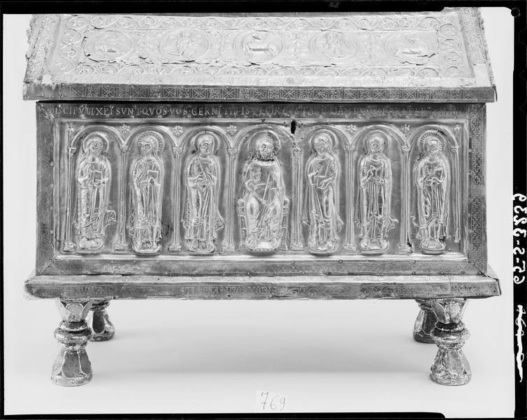 Châsse dite de saint Romain, face ornée du Christ en Majesté entouré de six apôtres sous arcatures