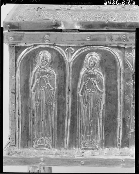 Châsse, revers, détail des deux saintes religieuses à la droite de la Vierge