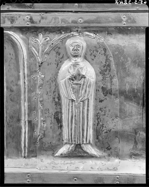 Châsse, revers, détail de la Vierge au centre