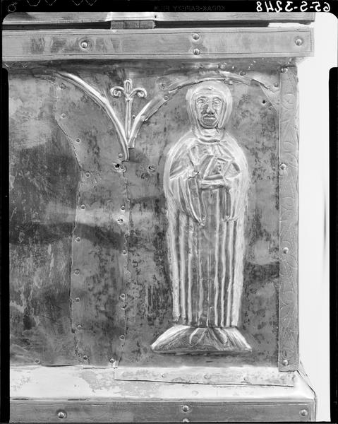 Châsse, revers, détail de la sainte religieuse à la gauche de la Vierge