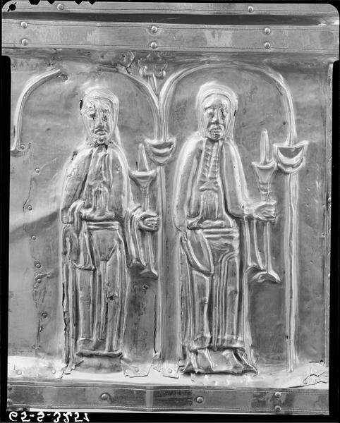 Châsse, face, détail des deux vierges à la droite du Christ bénissant