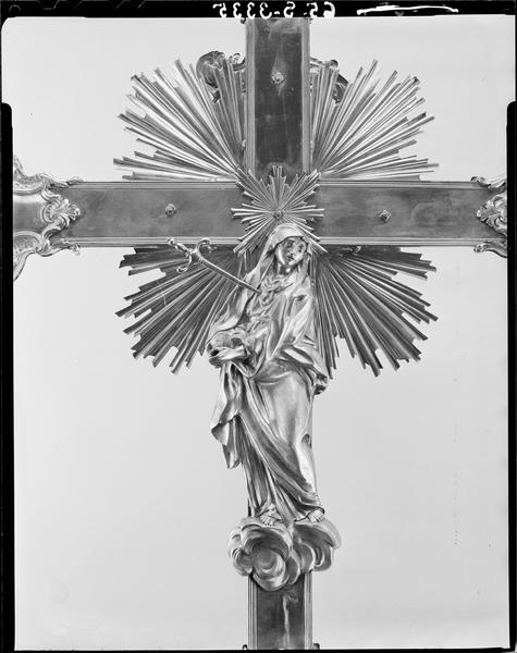 Croix de procession, détail de la Vierge au coeur percé par le glaive au revers - © Ministère de la Culture (France), Médiathèque du patrimoine et de la photographie, diffusion RMN-GP