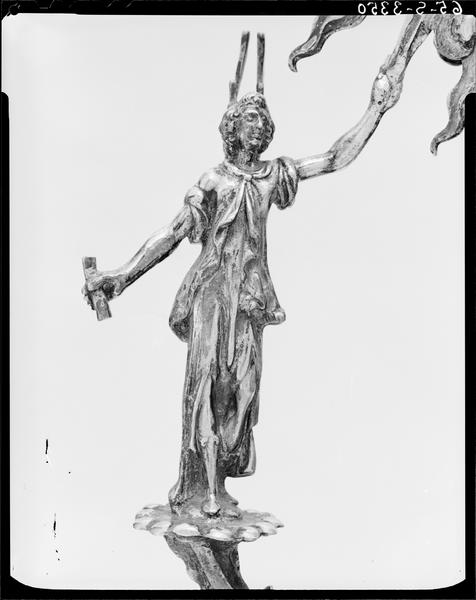 Ostensoir, face, détail de la statuette d'ange ornant la console à gauche - © Ministère de la Culture (France), Médiathèque du patrimoine et de la photographie, diffusion RMN-GP