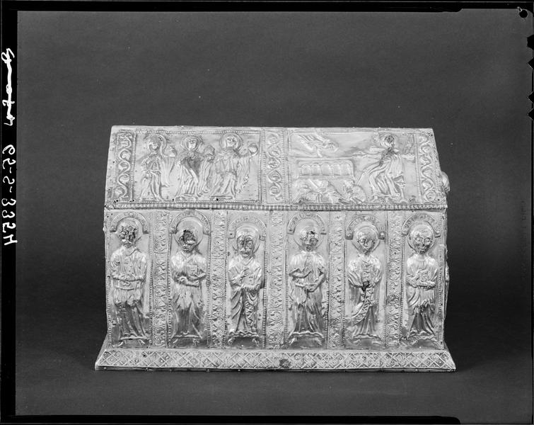 Châsse : le Christ en croix et ses apôtres, de face