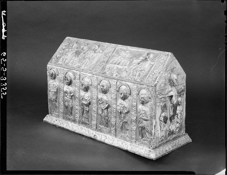 Châsse : le Christ en croix et ses apôtres, de trois quarts gauche