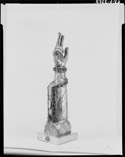 Bras-reliquaire, de trois quarts droit