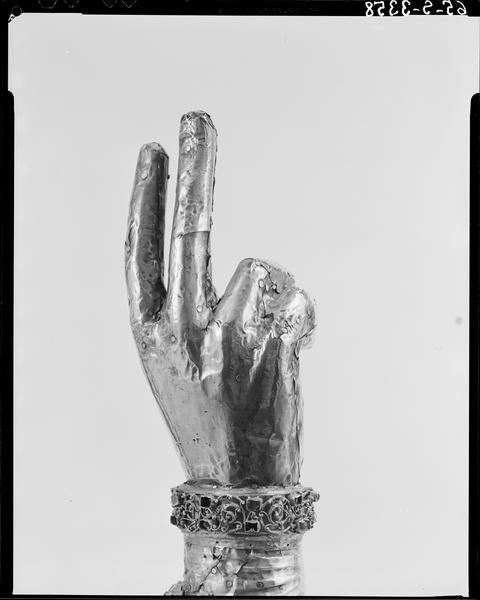 Bras-reliquaire, détail de la main de trois quarts arrière droit