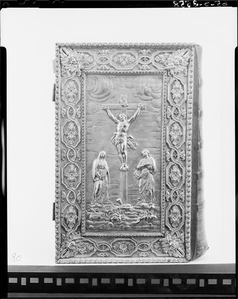 Livre : missel en cuir et bronze doré, plat supérieur orné de la Crucifixion - © Ministère de la Culture (France), Médiathèque du patrimoine et de la photographie, diffusion RMN-GP