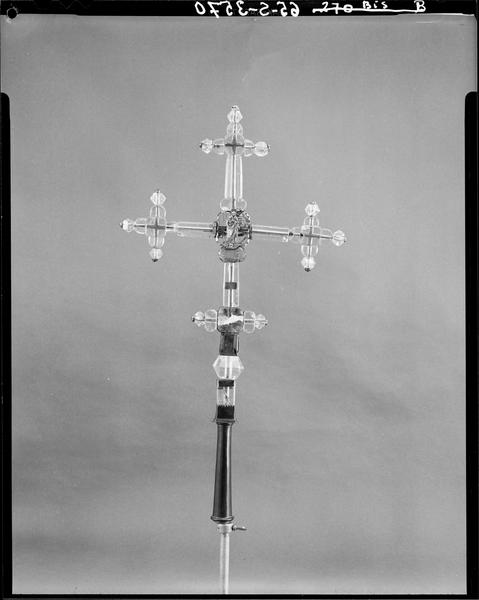 Croix de procession, revers orné de la Vierge à l'Enfant