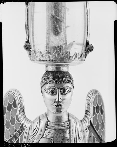 Statuette-reliquaire : ange, détail du visage de l'ange de face
