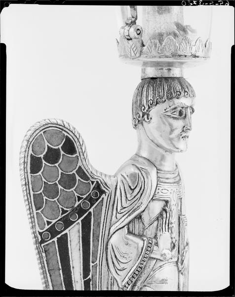 Statuette-reliquaire : ange, détail de l'ange, profil droit