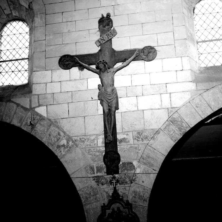 Statue du Christ en croix, en bois