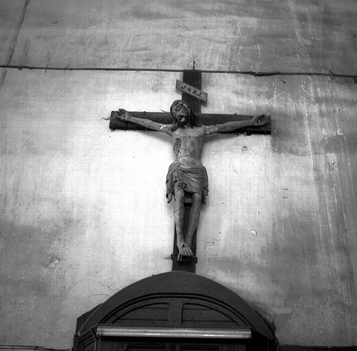 Statue mutilée en pierre de la Vierge à l'Enfant, restaurée en plâtre au 19e siècle