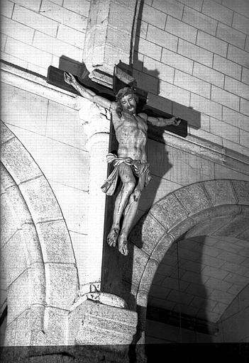 Statue en bois du Christ en Croix