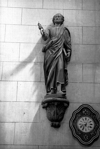 Statue en bois de saint Pierre