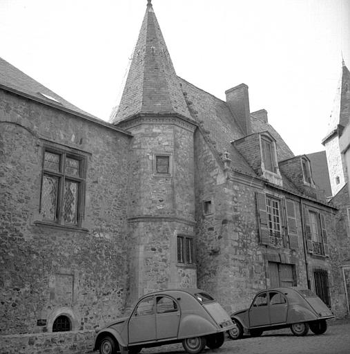 Façades sur la place ; automobiles