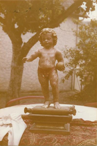 statue, socle (statuette) : l'Enfant Jésus tenant le globe terrestre, l'extérieur