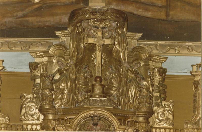 autel, retable, tabernacle, bas-relief, croix de procession, détail