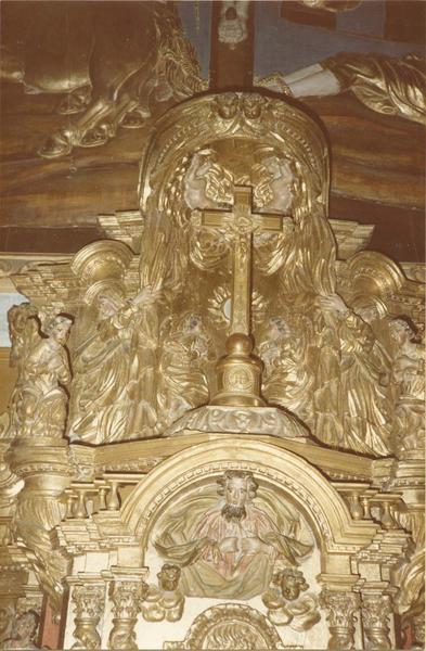 autel, retable, tabernacle, bas-relief, croix de procession, détail